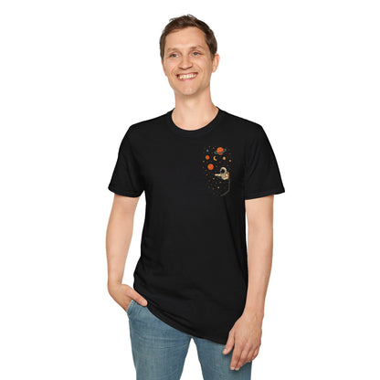 Schwarzes Astronauten T-Shirt mit Weltall und Planeten im Brusttaschen-Look – Unisex Shirt für Weltraum- und Sci-Fi-Fans