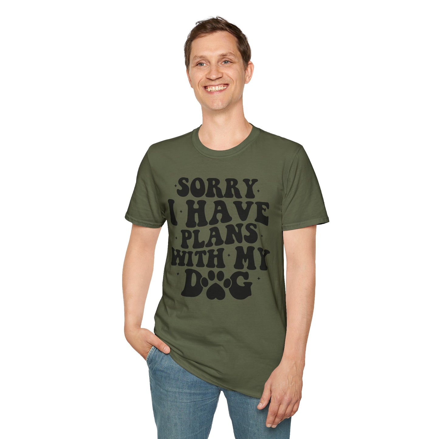 Mann trägt military green T-Shirt mit schwarzem Spruch „Sorry I Have Plans With My Dog“ – Lustiges Hunde Shirt für Männer und Frauen