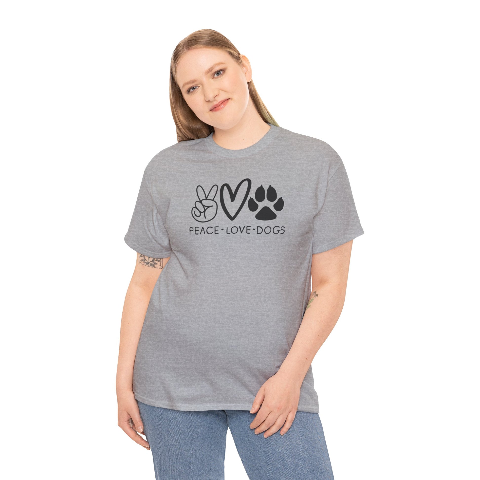 Frau trägt graues T-Shirt mit Aufdruck „Peace Love Dogs“ in Schwarz – Lustiges Hunde Shirt für Männer und Frauen