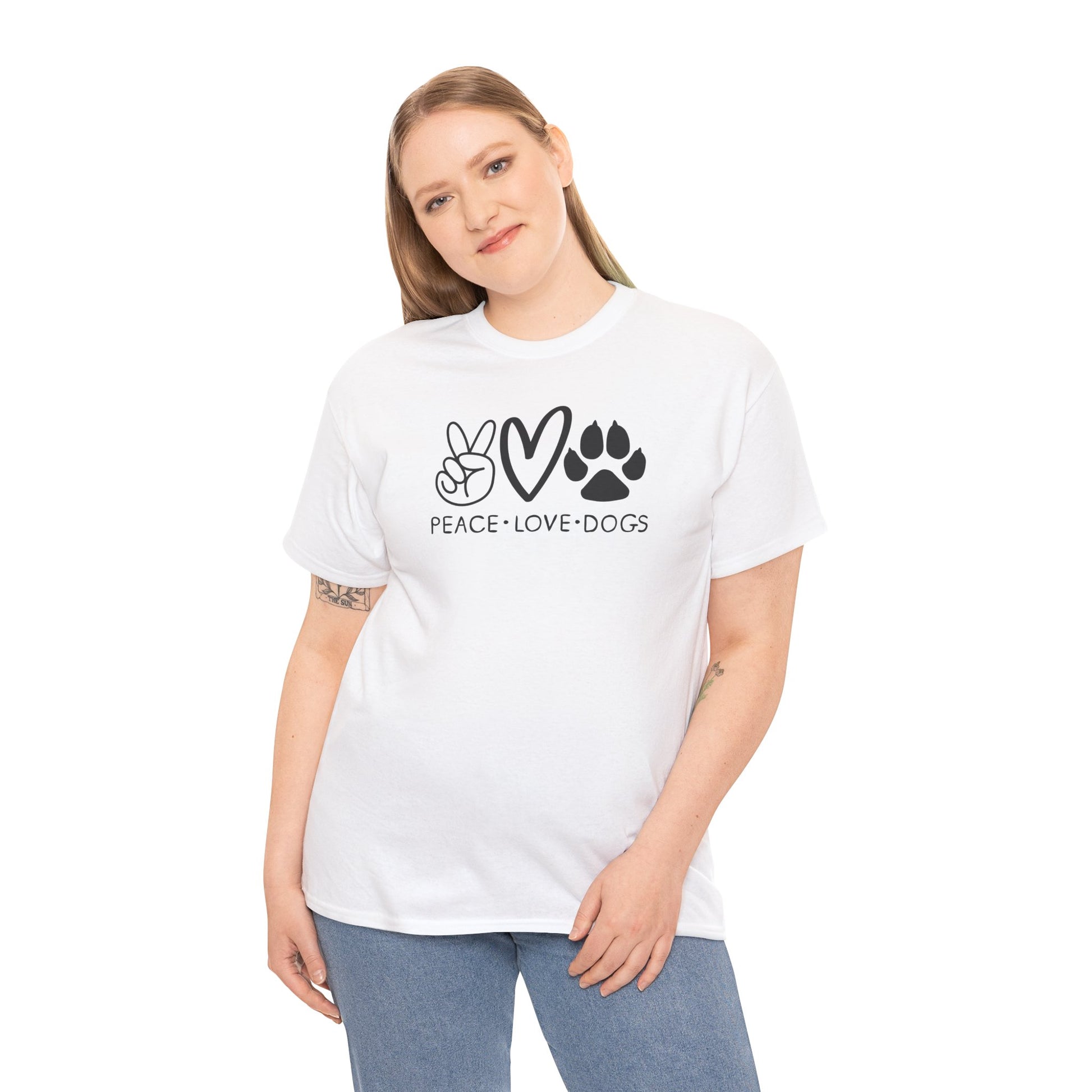 Frau trägt Weißes T-Shirt mit Aufdruck „Peace Love Dogs“ in Schwarz – Lustiges Hunde Shirt für Männer und Frauen