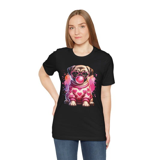Frau trägt schwarzes Pug T-Shirt mit süßem Mops im Herz-Pullover, rosa Herzbrille und Bubblegum-Motiv