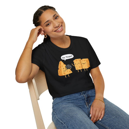 Schwarzes Unisex T-Shirt mit Cartoon-Käsefiguren, die ein Foto machen und dem Spruch „Say People?“ als Wortspiel auf „Say Cheese“