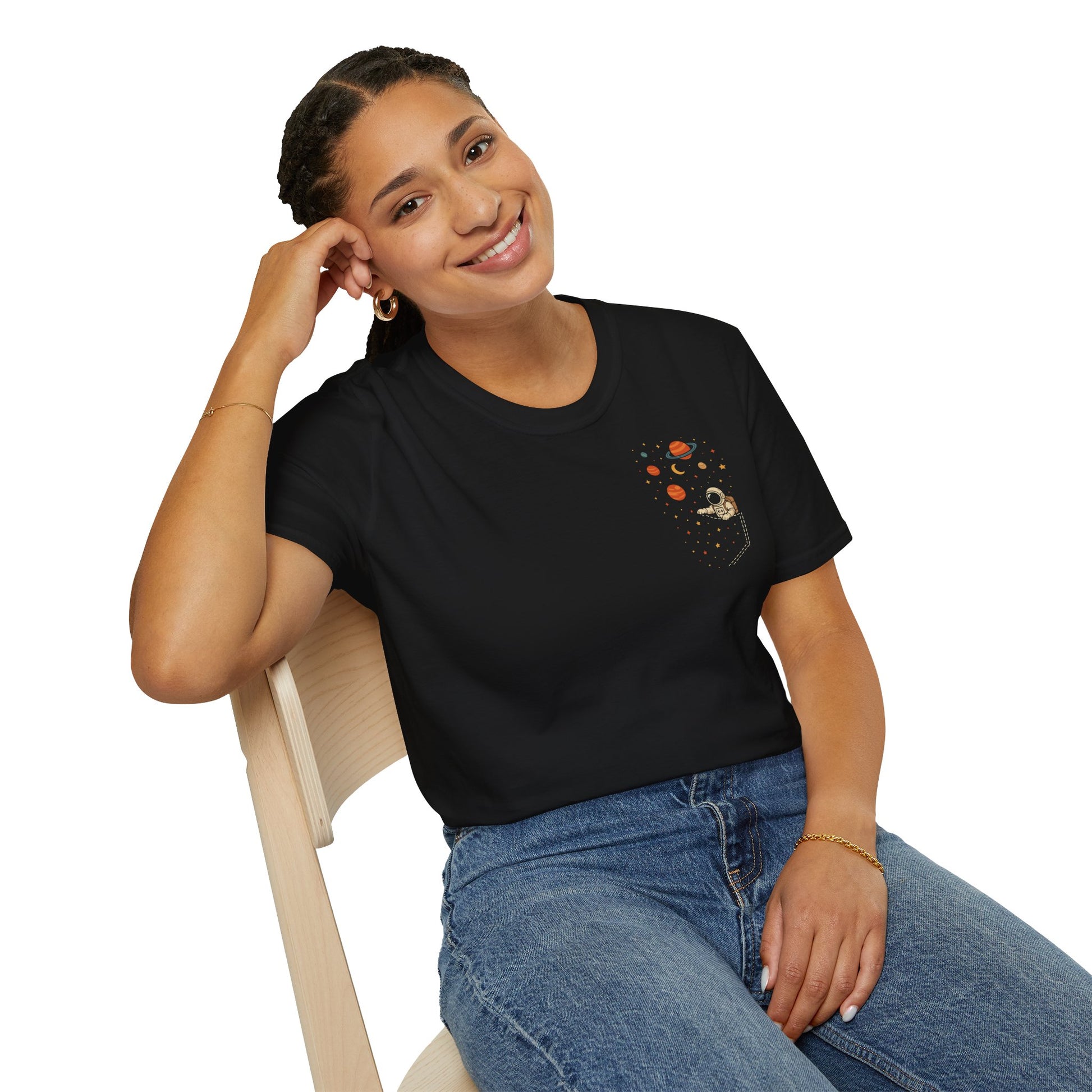 Schwarzes Astronauten T-Shirt mit Weltall und Planeten im Brusttaschen-Look – Unisex Shirt für Weltraum- und Sci-Fi-Fans