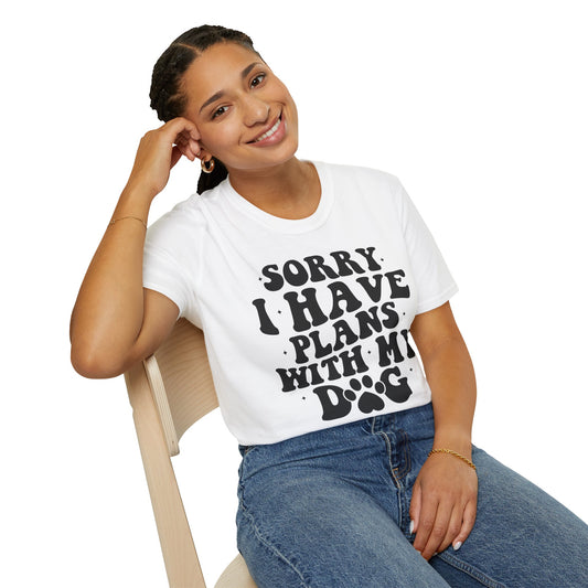 Frau trägt Weißes T-Shirt mit schwarzem Spruch „Sorry I Have Plans With My Dog“ – Lustiges Hunde Shirt für Männer und Frauen