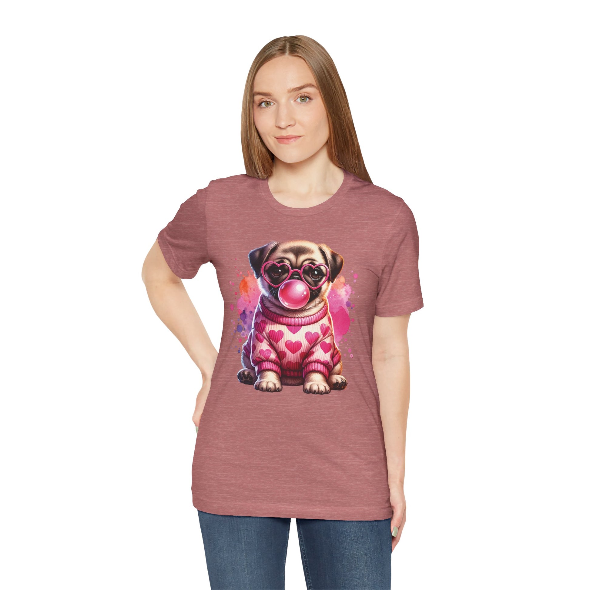 Frau trägt heather mauve (rosa ton) Pug T-Shirt mit süßem Mops im Herz-Pullover, rosa Herzbrille und Bubblegum-Motiv