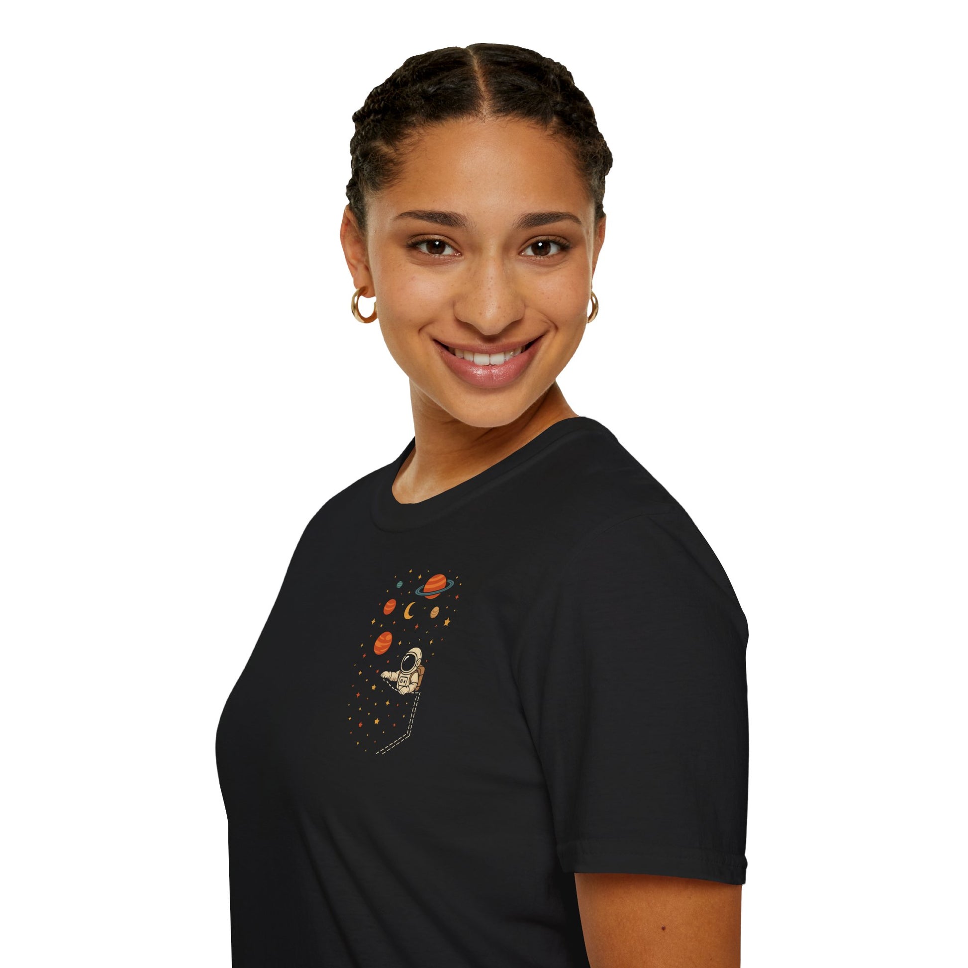 Schwarzes Astronauten T-Shirt mit Weltall und Planeten im Brusttaschen-Look – Unisex Shirt für Weltraum- und Sci-Fi-Fans