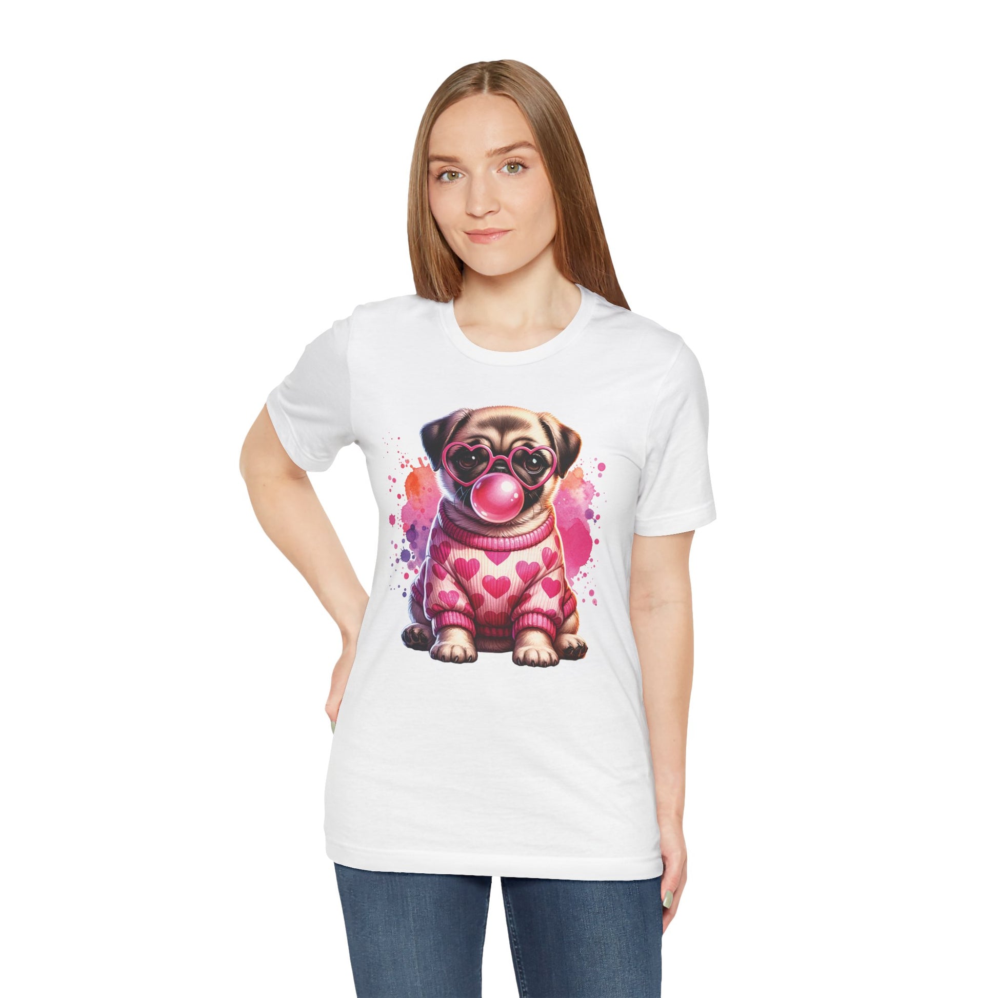 Frau trägt weißes Pug T-Shirt mit süßem Mops im Herz-Pullover, rosa Herzbrille und Bubblegum-Motiv