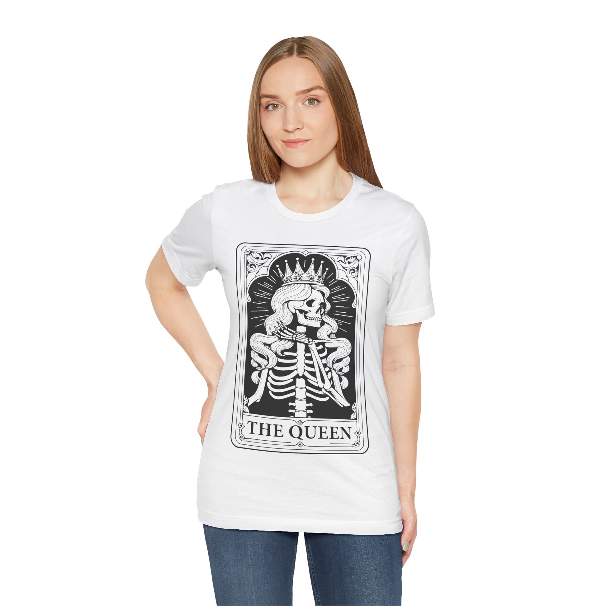 The Queen T-Shirt Unisex – Krone trifft Skelett Tarot Design. tshirt unisex schnitt aufdruck 'the queen' mit einem weiblichen sketlett als königin