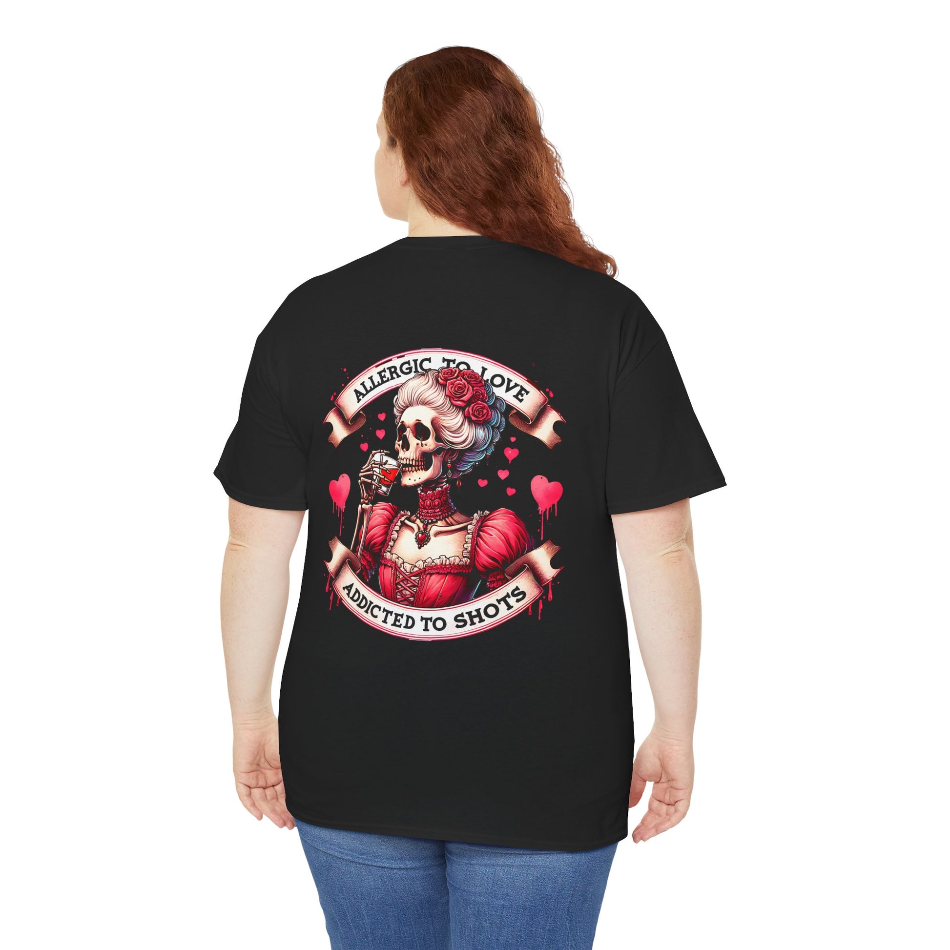 schwarzes T-Shirt mit kleinem Herz vorne und großem Skelett-Print mit dem Spruch „Allergic to Love – Addicted to Shots“ auf dem Rücken