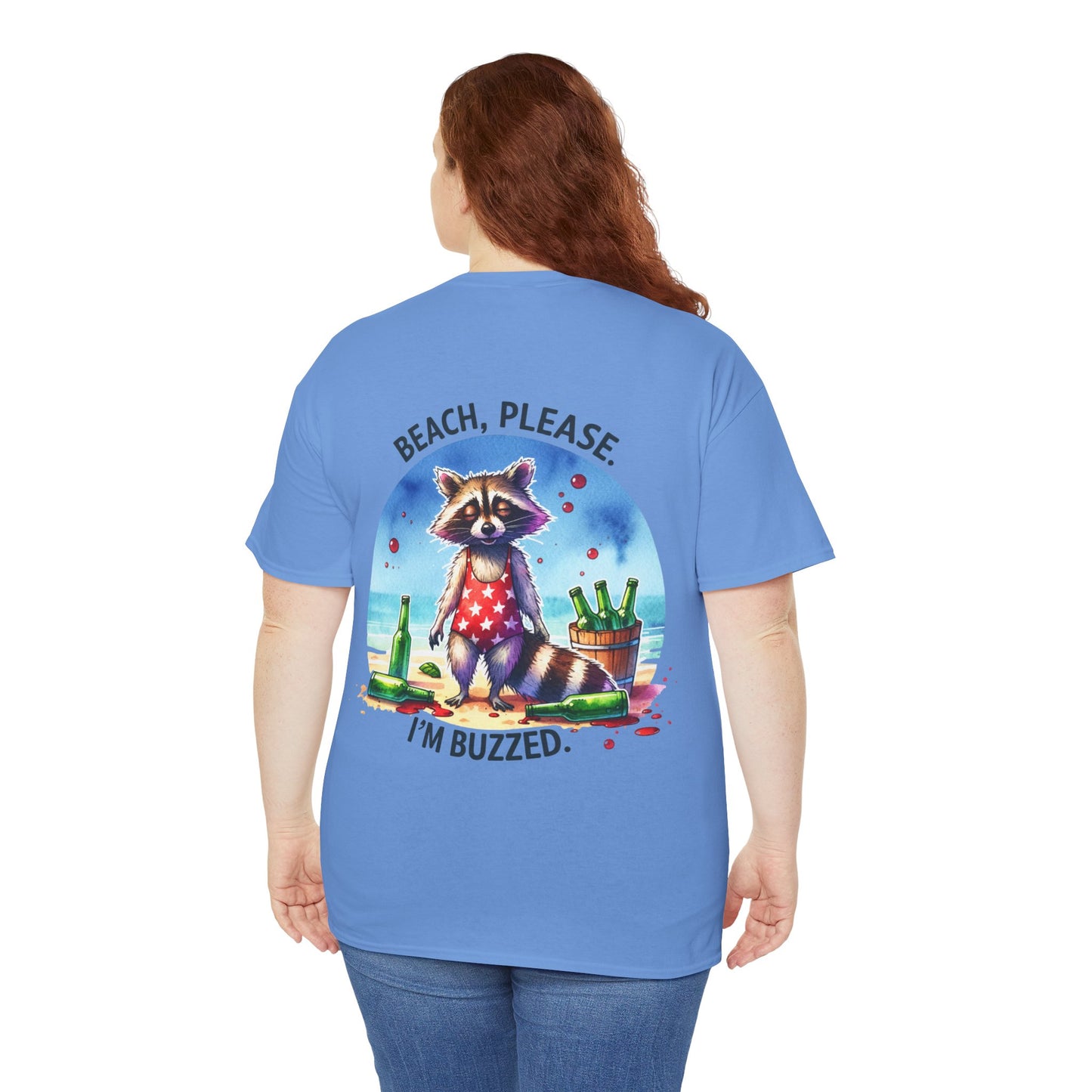 blue Damen-T-Shirt mit großem Rückenmotiv: betrunkener Waschbär in rotem Sternchenhemd am Strand, umgeben von Bierflaschen, Text „Beach, Please – I’m Buzzed“.