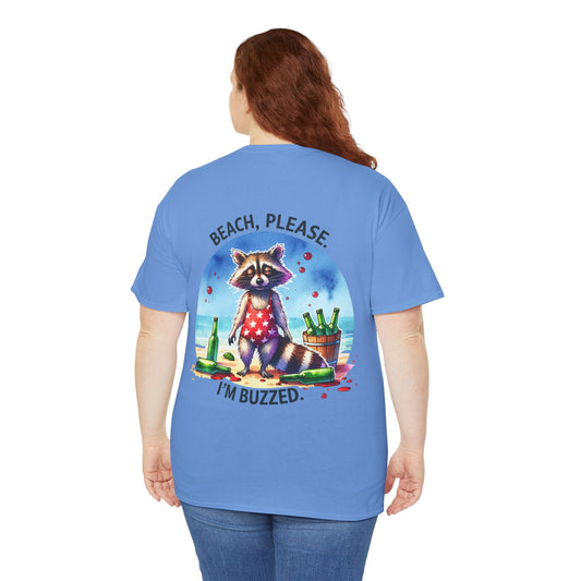 blue Damen-T-Shirt mit großem Rückenmotiv: betrunkener Waschbär in rotem Sternchenhemd am Strand, umgeben von Bierflaschen, Text „Beach, Please – I’m Buzzed“.