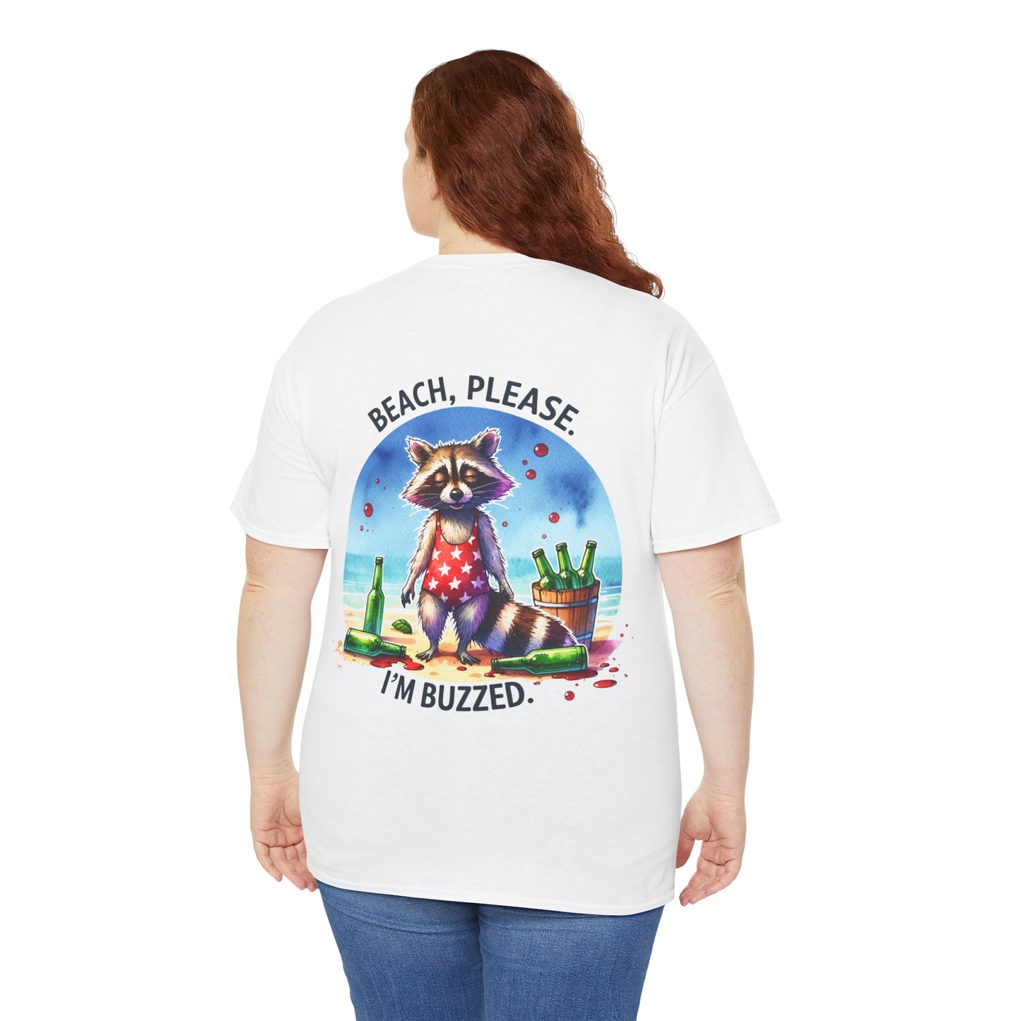 Weißes Damen-T-Shirt mit großem Rückenmotiv: betrunkener Waschbär in rotem Sternchenhemd am Strand, umgeben von Bierflaschen, Text „Beach, Please – I’m Buzzed“.