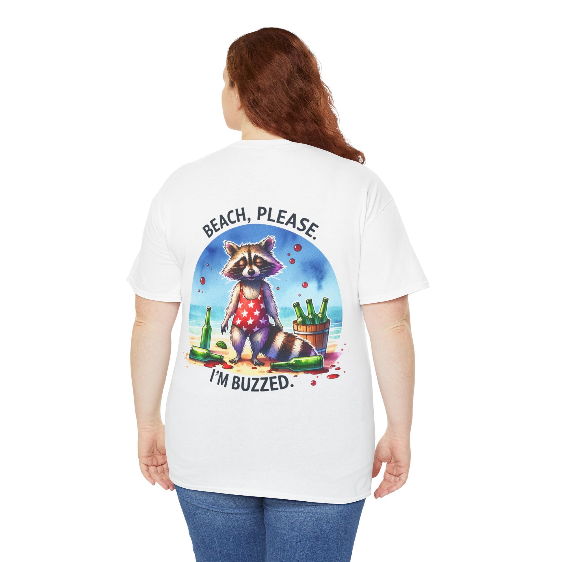 Weißes Damen-T-Shirt mit großem Rückenmotiv: betrunkener Waschbär in rotem Sternchenhemd am Strand, umgeben von Bierflaschen, Text „Beach, Please – I’m Buzzed“.