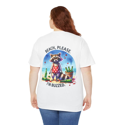 Weißes Damen-T-Shirt mit großem Rückenmotiv: betrunkener Waschbär in rotem Sternchenhemd am Strand, umgeben von Bierflaschen, Text „Beach, Please – I’m Buzzed“.