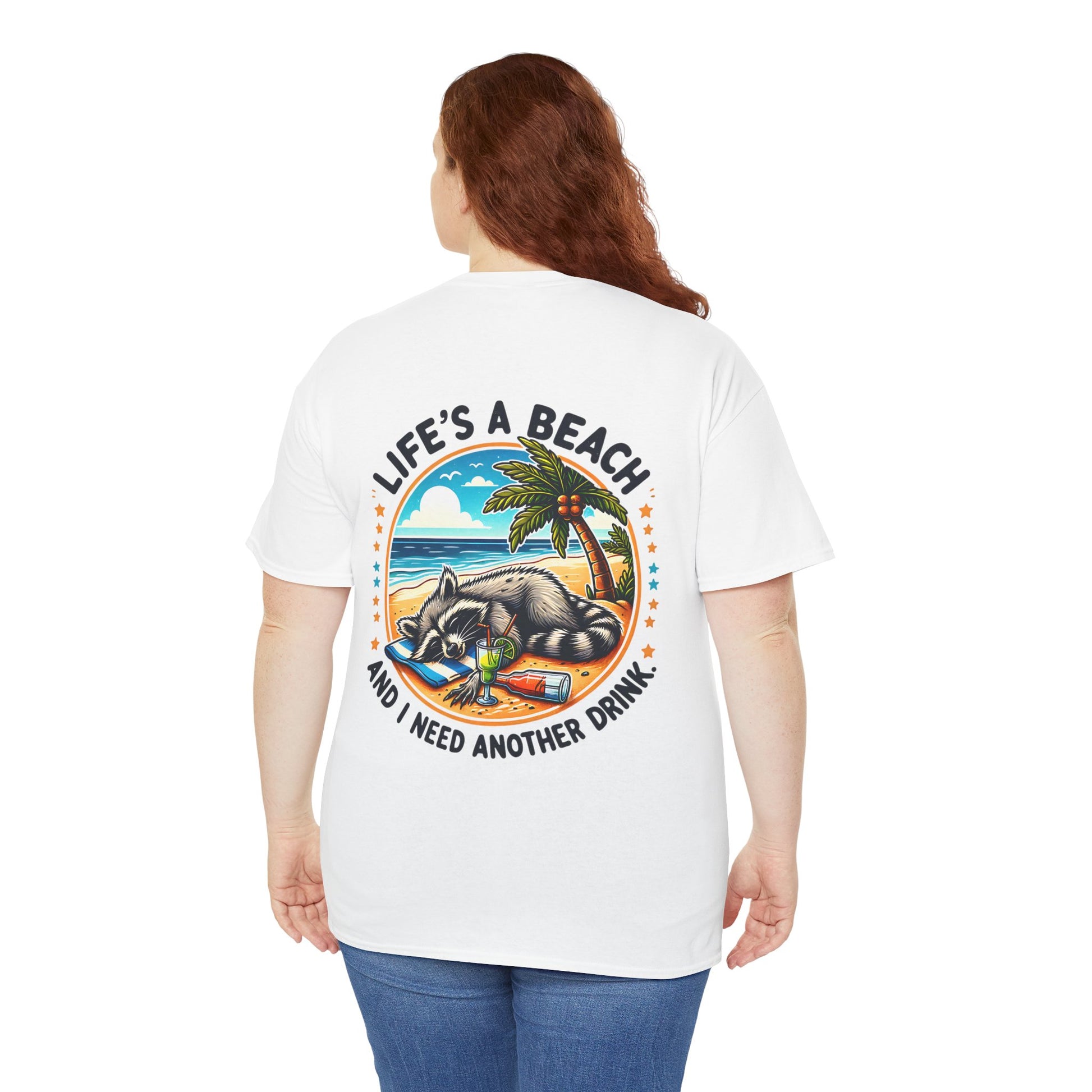 Weißes Unisex T-Shirt mit liegendem Waschbär am Strand, Cocktailglas und dem Spruch „Life’s a Beach – And I Need Another Drink“