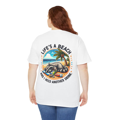 Weißes Unisex T-Shirt mit liegendem Waschbär am Strand, Cocktailglas und dem Spruch „Life’s a Beach – And I Need Another Drink“