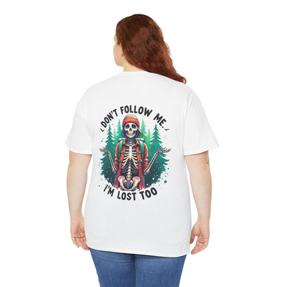 Weißes T-Shirt mit Rückendruck eines Skeletts mit Rucksack, Spruch „Don’t follow me, I’m lost too“ und Wald-Motiv