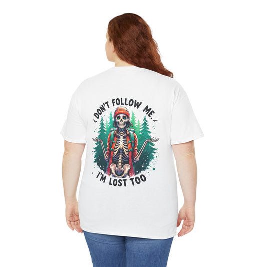 Weißes T-Shirt mit Rückendruck eines Skeletts mit Rucksack, Spruch „Don’t follow me, I’m lost too“ und Wald-Motiv