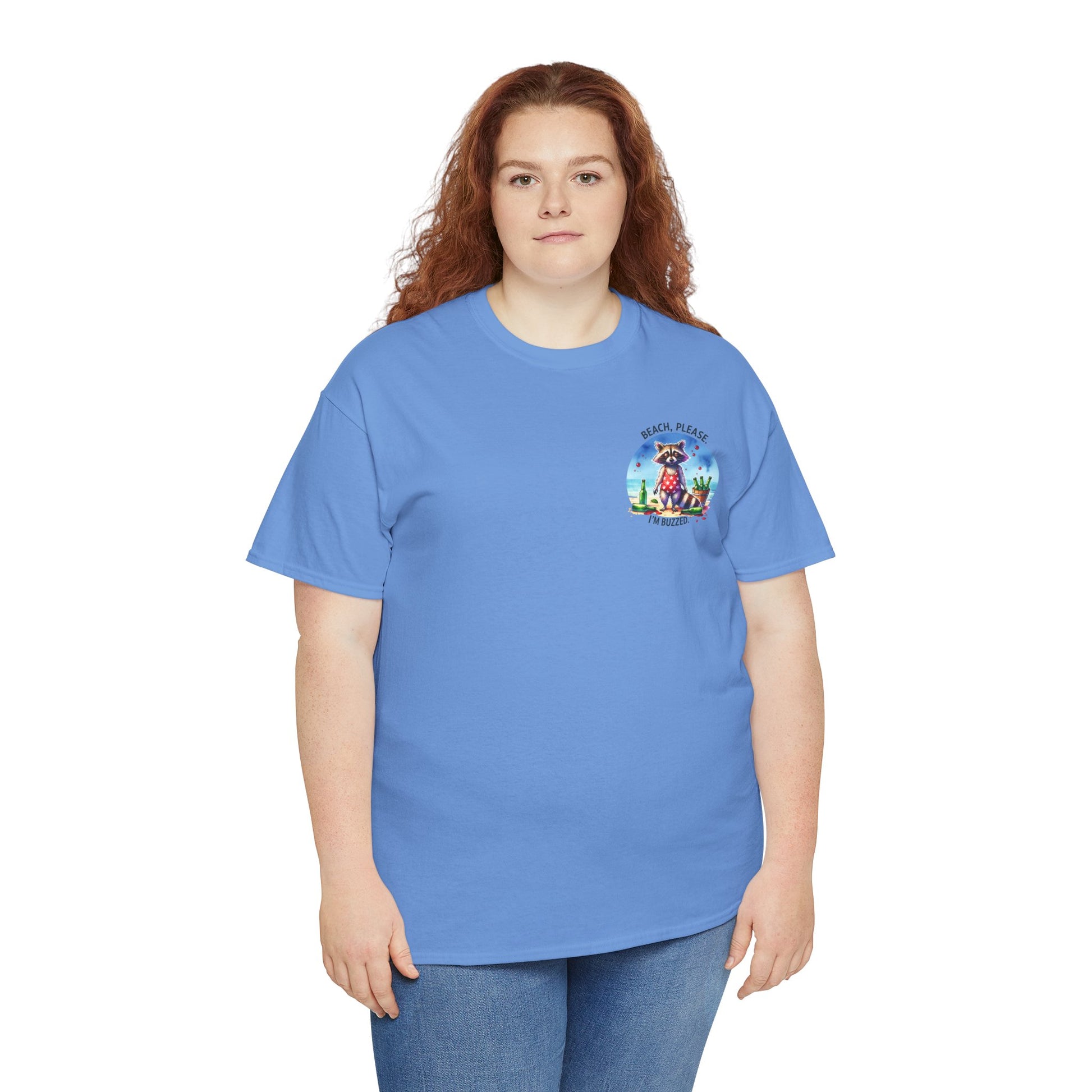  Damen-T-Shirt mit großem Rückenmotiv: betrunkener Waschbär in rotem Sternchenhemd am Strand, umgeben von Bierflaschen, Text „Beach, Please – I’m Buzzed“.