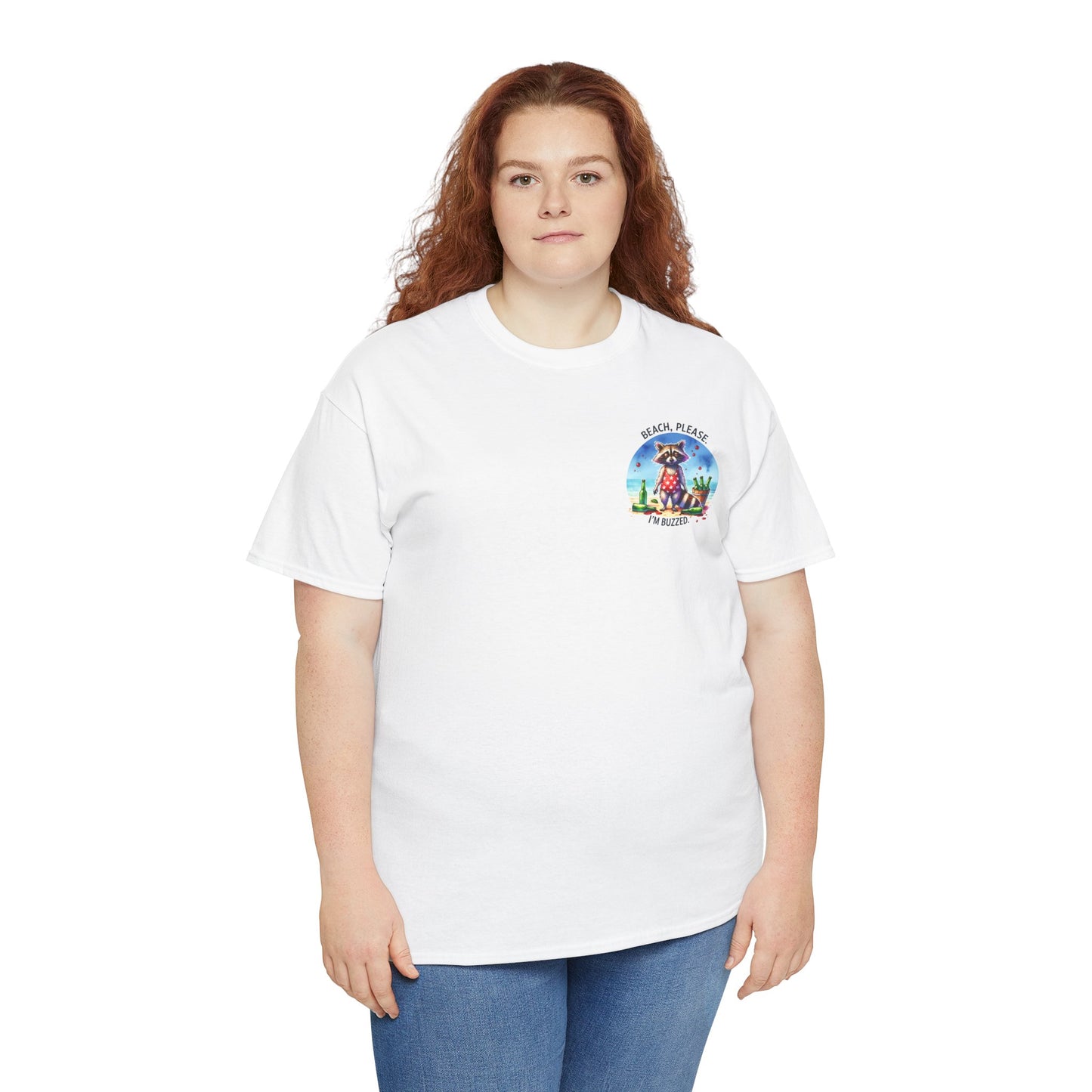 Weißes Damen-T-Shirt mit großem Rückenmotiv: betrunkener Waschbär in rotem Sternchenhemd am Strand, umgeben von Bierflaschen, Text „Beach, Please – I’m Buzzed“.