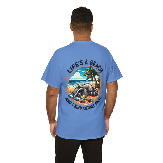 blaues Unisex T-Shirt mit liegendem Waschbär am Strand, Cocktailglas und dem Spruch „Life’s a Beach – And I Need Another Drink“