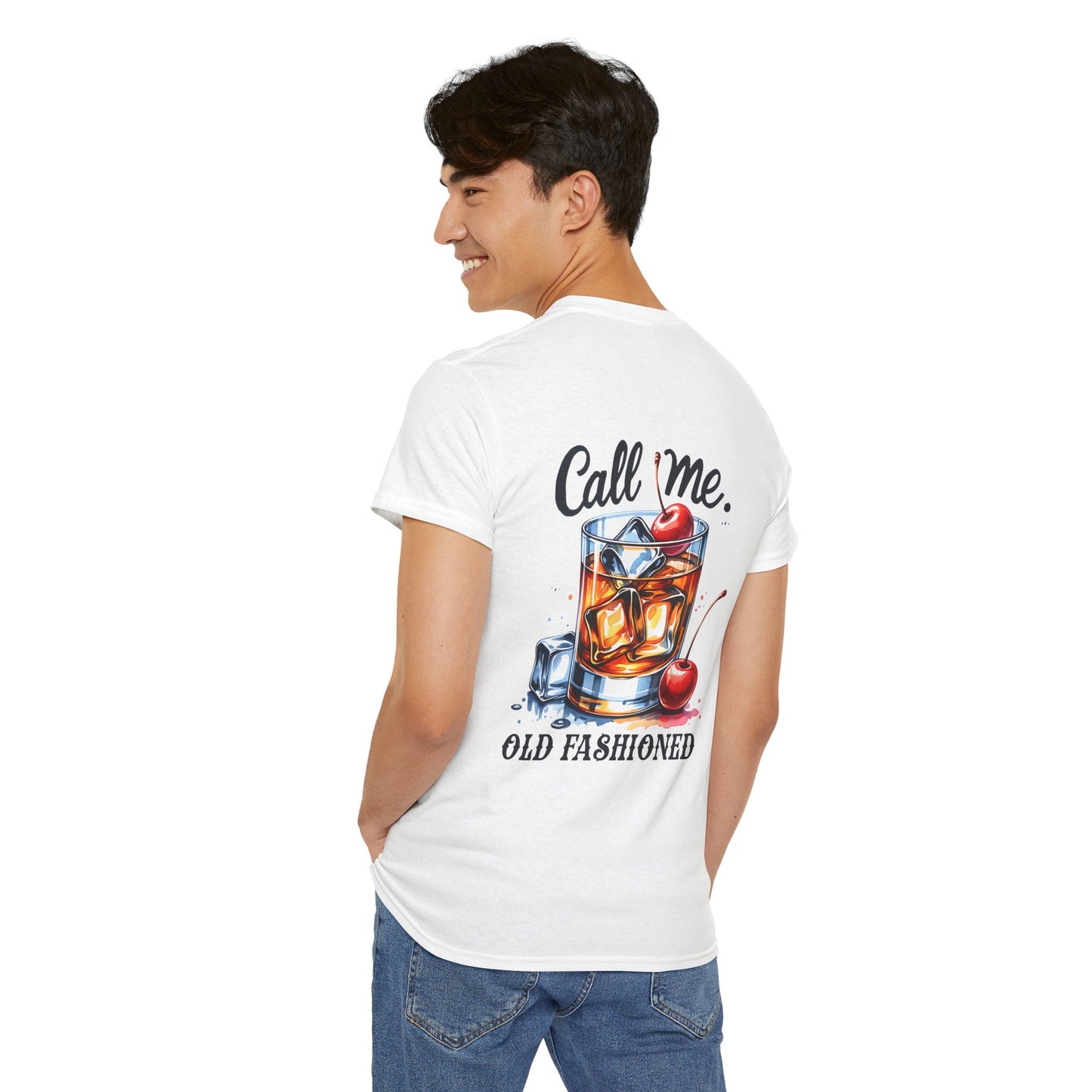 Weißes T-Shirt mit Rückendruck eines Old Fashioned Cocktails, Eiswürfeln und Kirschen sowie kleinem Brustmotiv vorne