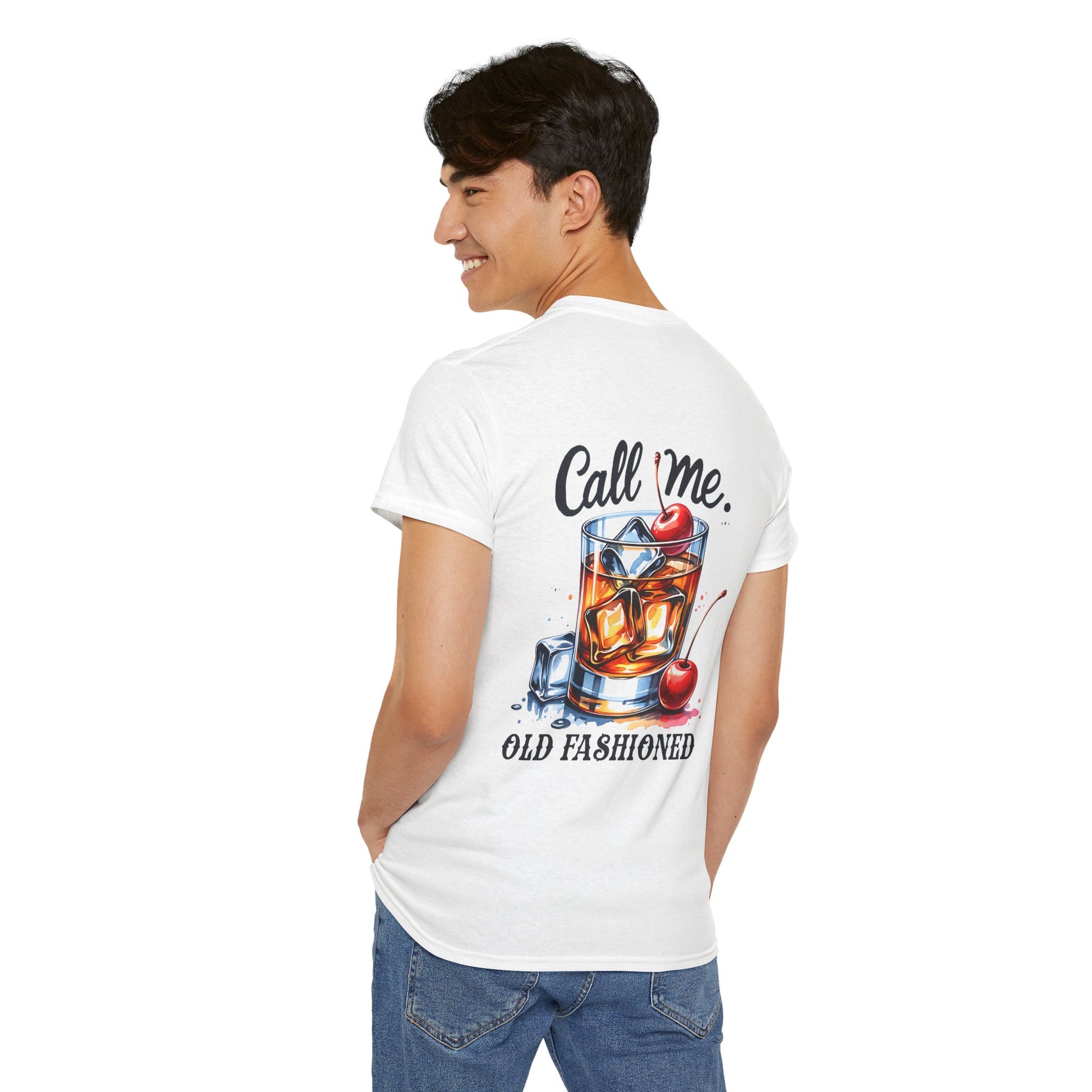 Weißes T-Shirt mit Rückendruck eines Old Fashioned Cocktails, Eiswürfeln und Kirschen sowie kleinem Brustmotiv vorne