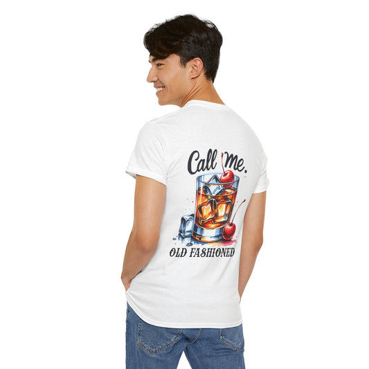 Weißes T-Shirt mit Rückendruck eines Old Fashioned Cocktails, Eiswürfeln und Kirschen sowie kleinem Brustmotiv vorne