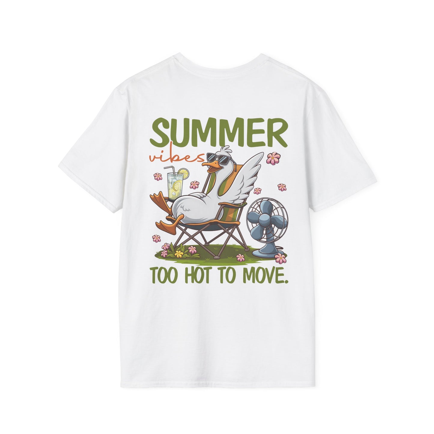 Weißes Unisex T-Shirt mit großem Rückenmotiv: entspannte Gans im Liegestuhl mit Cocktail & Ventilator, Text „Summer Vibes – Too Hot to Move“.