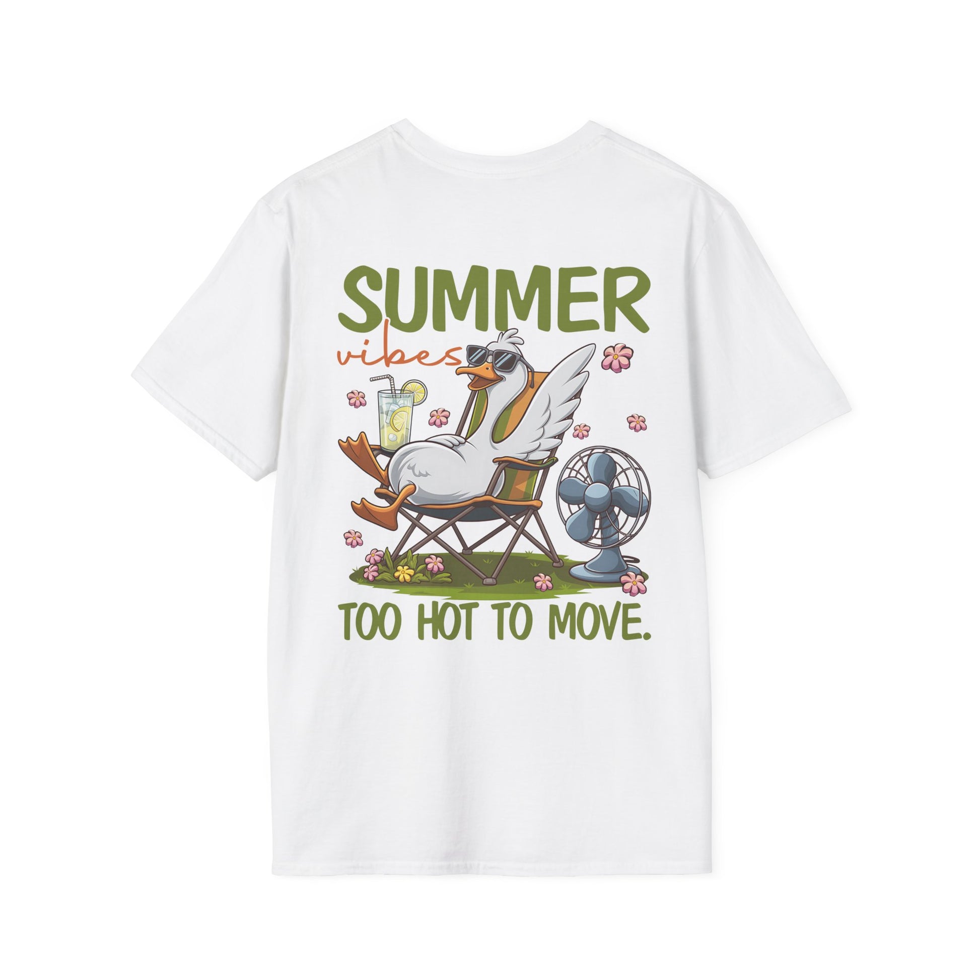 Weißes Unisex T-Shirt mit großem Rückenmotiv: entspannte Gans im Liegestuhl mit Cocktail & Ventilator, Text „Summer Vibes – Too Hot to Move“.