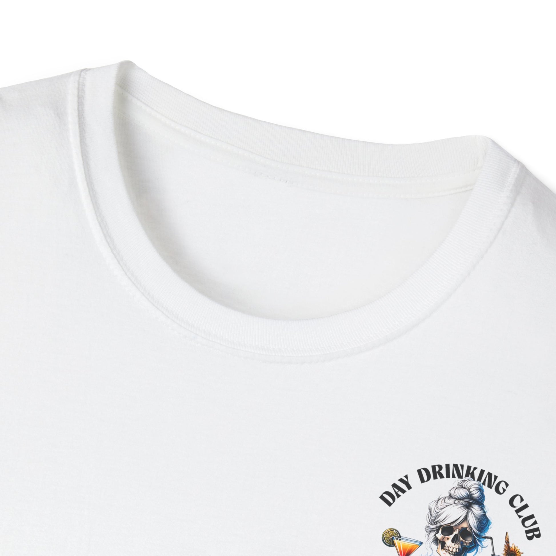 Unisex T-Shirt mit Aufdruck 'Day Drinking Club – Official Member' und Rückseite: Skelett-Dame mit zwei Cocktails