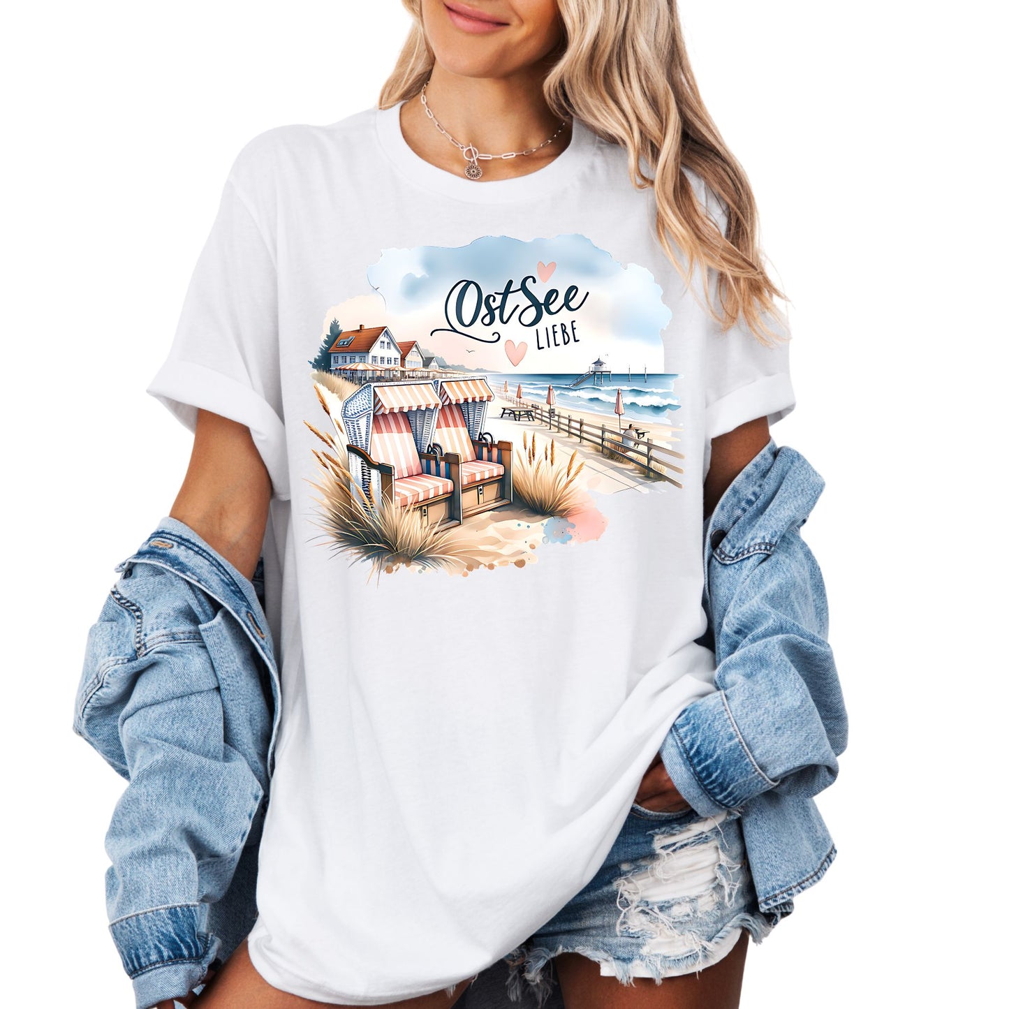 T-Shirt Ostsee Liebe – Maritimes Design mit Herz. Für alle Küstenfans ✓ Strandkorb & Meeresblick ✓
