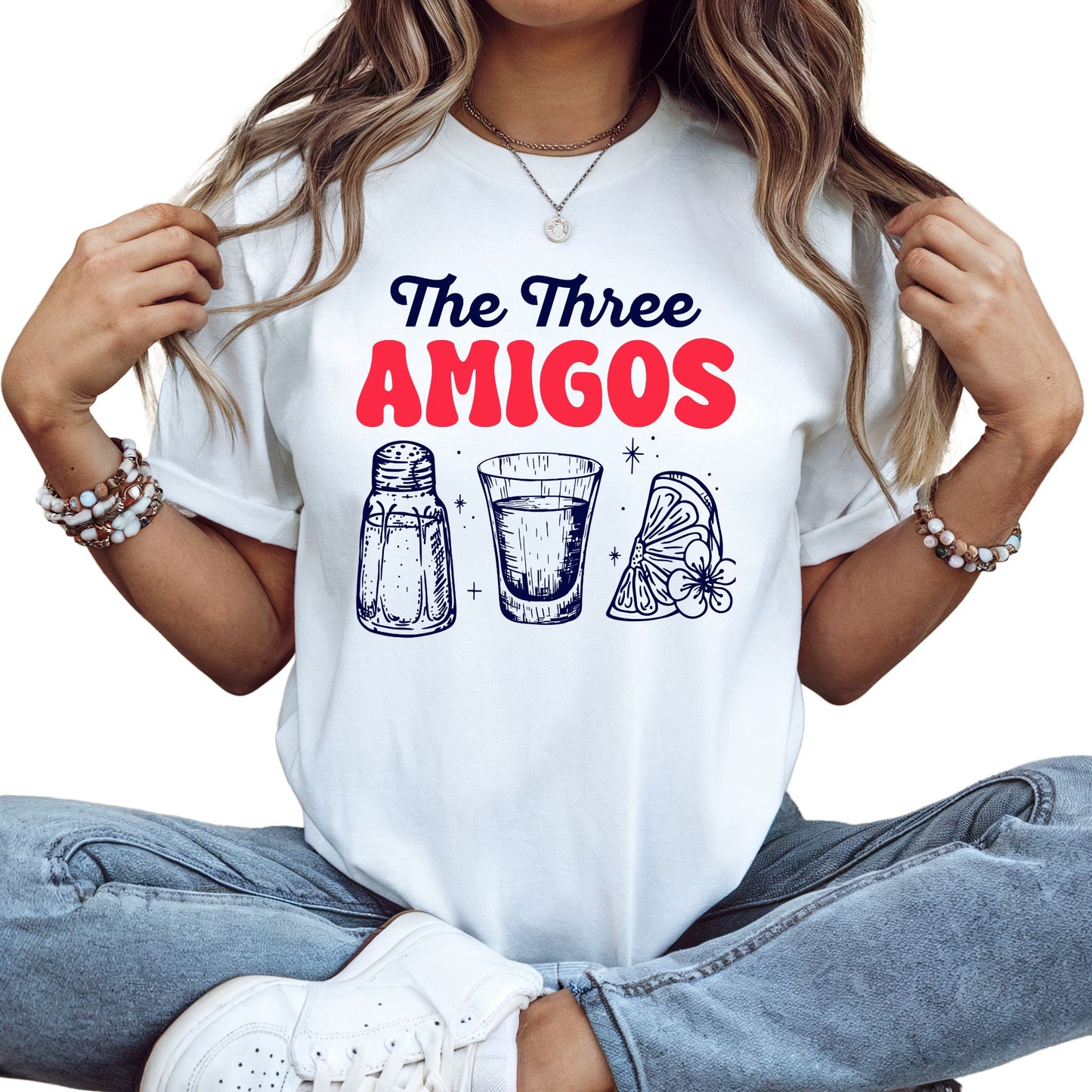 T-Shirt mit Aufdruck 'THE AMIGOS' und Motiven: Salzstreuer, Tequila-Shot & Zitrone – witziges Partymotiv"
