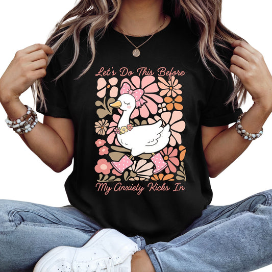 T-Shirt mit Spruch 'Let’s do this before my anxiety kicks in' und süßer Comic-Gans mit Blumen und Gummistiefeln