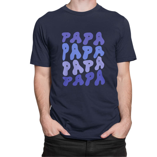 T-Shirt mit viermal Papa Schriftzug in geschwungener Schrift – Vatertagsgeschenk für Männer