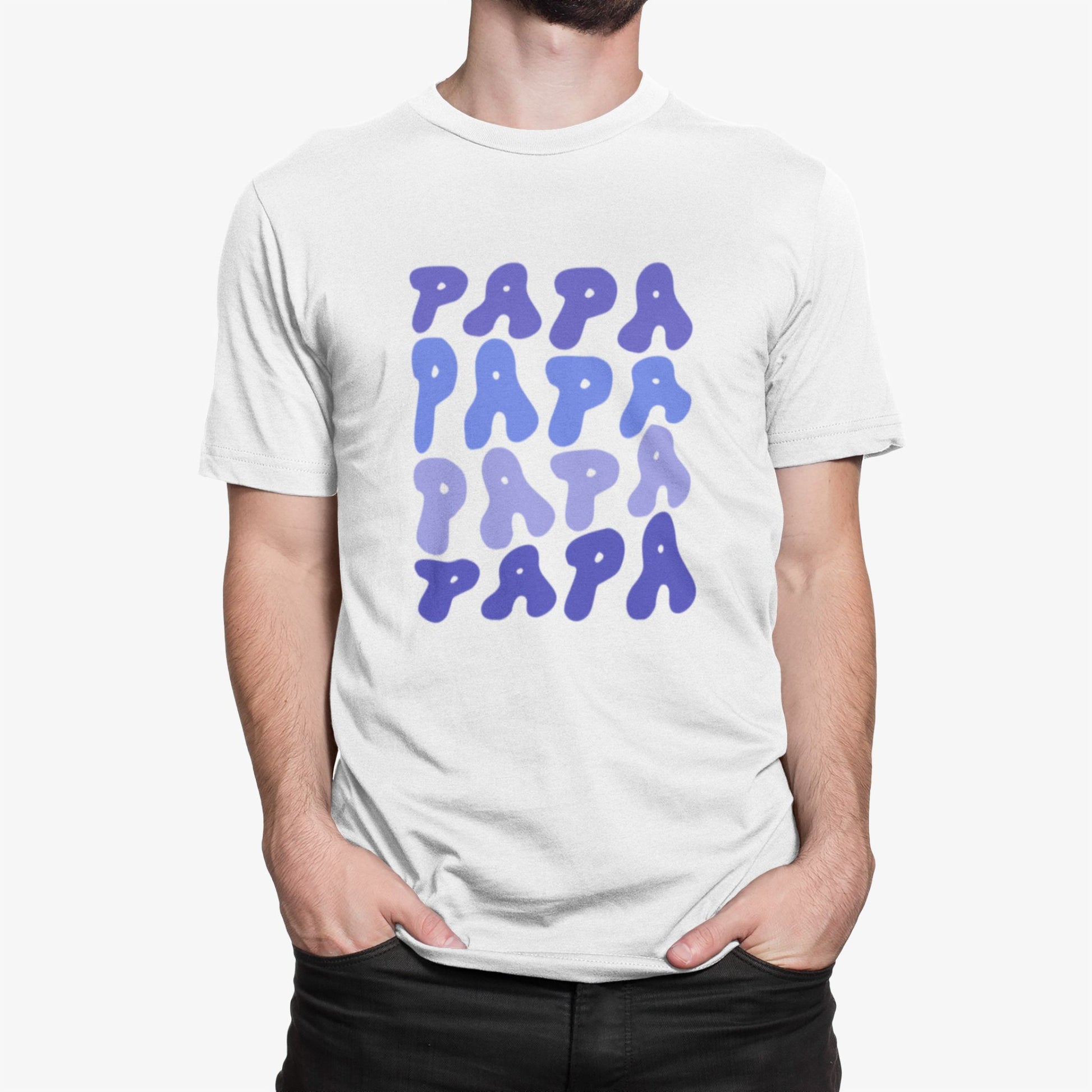 T-Shirt mit viermal Papa Schriftzug in geschwungener Schrift – Vatertagsgeschenk für Männer