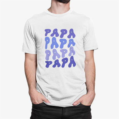 T-Shirt mit viermal Papa Schriftzug in geschwungener Schrift – Vatertagsgeschenk für Männer
