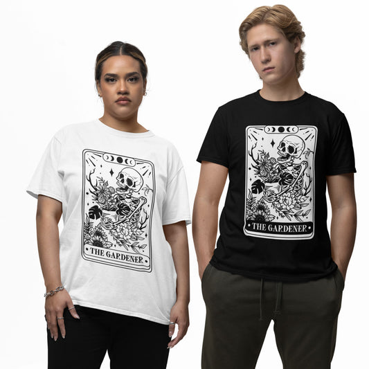 The Gardener T-Shirt – Unisex Tarot Design mit spiritueller Symbolik, grünlicher Print auf Bio-Baumwolle