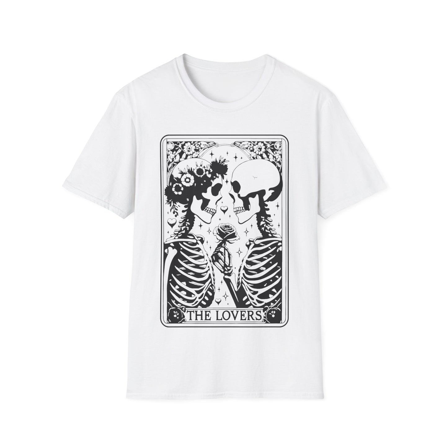 The Lovers Tarot T-Shirt – weißes Unisex Shirt mit zwei verliebt blickenden Skeletten im Tarotkarten-Stil