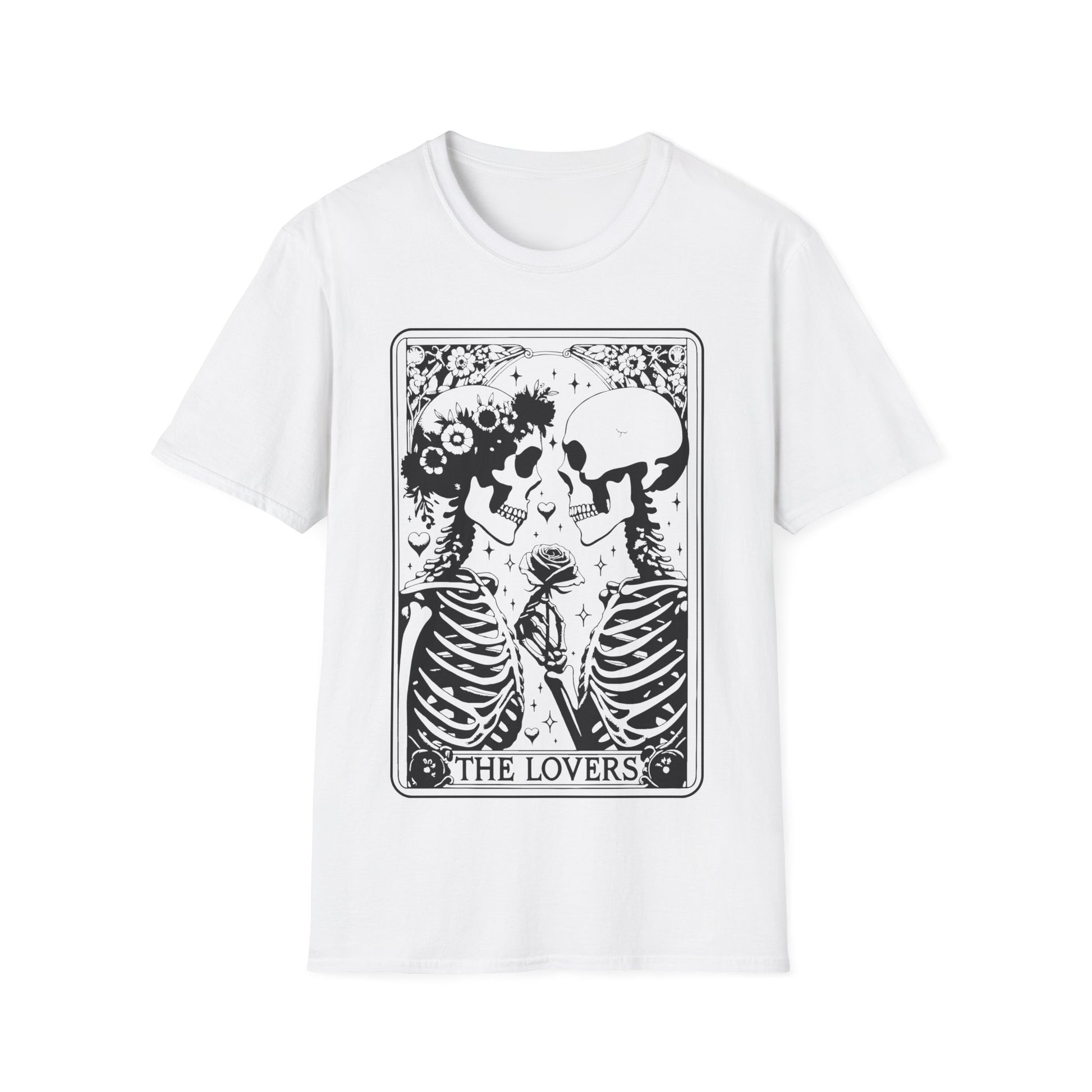 The Lovers Tarot T-Shirt – weißes Unisex Shirt mit zwei verliebt blickenden Skeletten im Tarotkarten-Stil