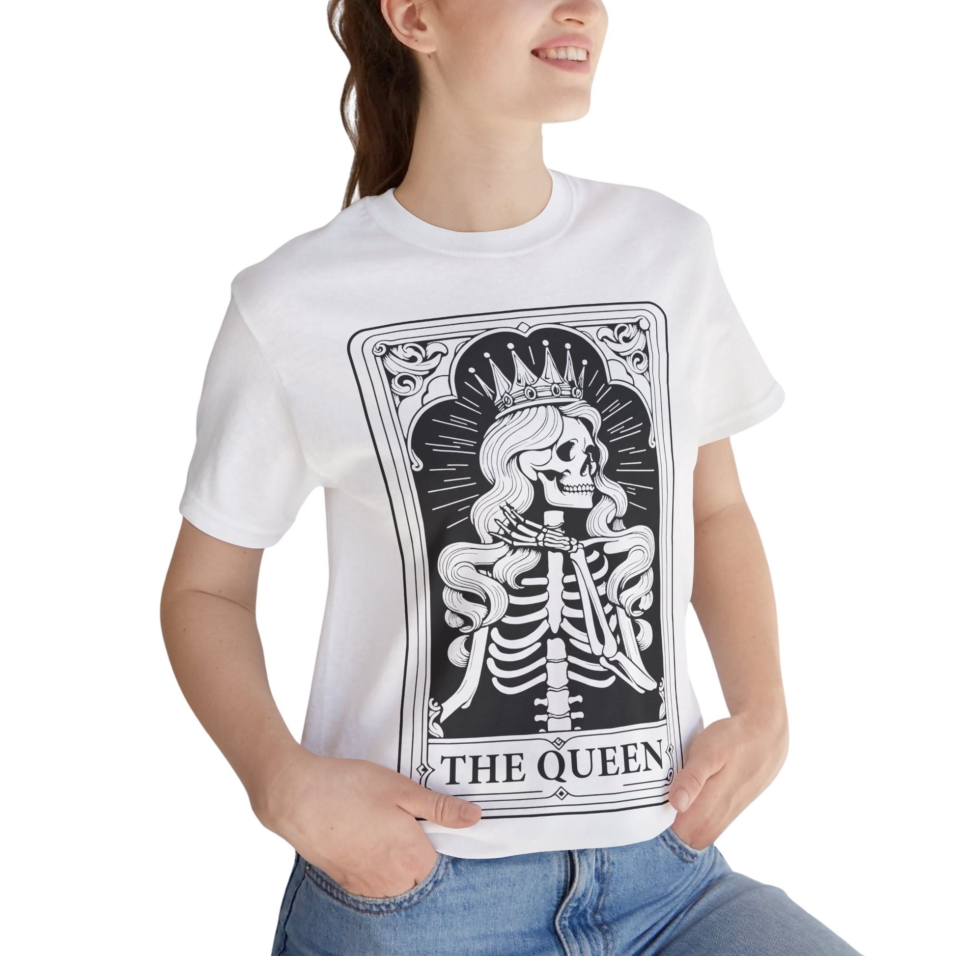 The Queen T-Shirt Unisex – Krone trifft Skelett Tarot Design. tshirt unisex schnitt aufdruck 'the queen' mit einem weiblichen sketlett als königin