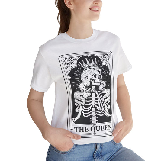The Queen T-Shirt Unisex – Krone trifft Skelett Tarot Design. tshirt unisex schnitt aufdruck 'the queen' mit einem weiblichen sketlett als königin