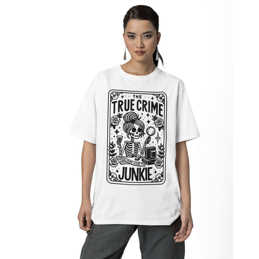 True Crime Junkie T-Shirt – schwarzes Unisex Shirt mit weißem Print für Crime-Fans und Krimi-Liebhaber:innen