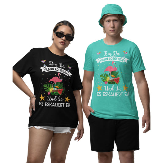 Zwei junge Erwachsene tragen farbige Partyshirts mit Flamingo-Motiv und dem Spruch „Bin da, kann losgehen – Und ja, es eskaliert eh“