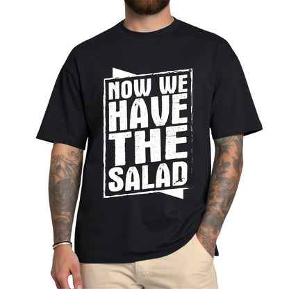 T-Shirt mit Aufdruck 'Now we have the salad' – lustiger englischer Spruch im Streetwear Look