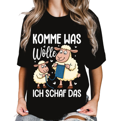 T-Shirt mit Spruch 'Komme was Wolle – Ich Schaf das' und zwei häkelnden Schafen – witziges DIY-Motiv