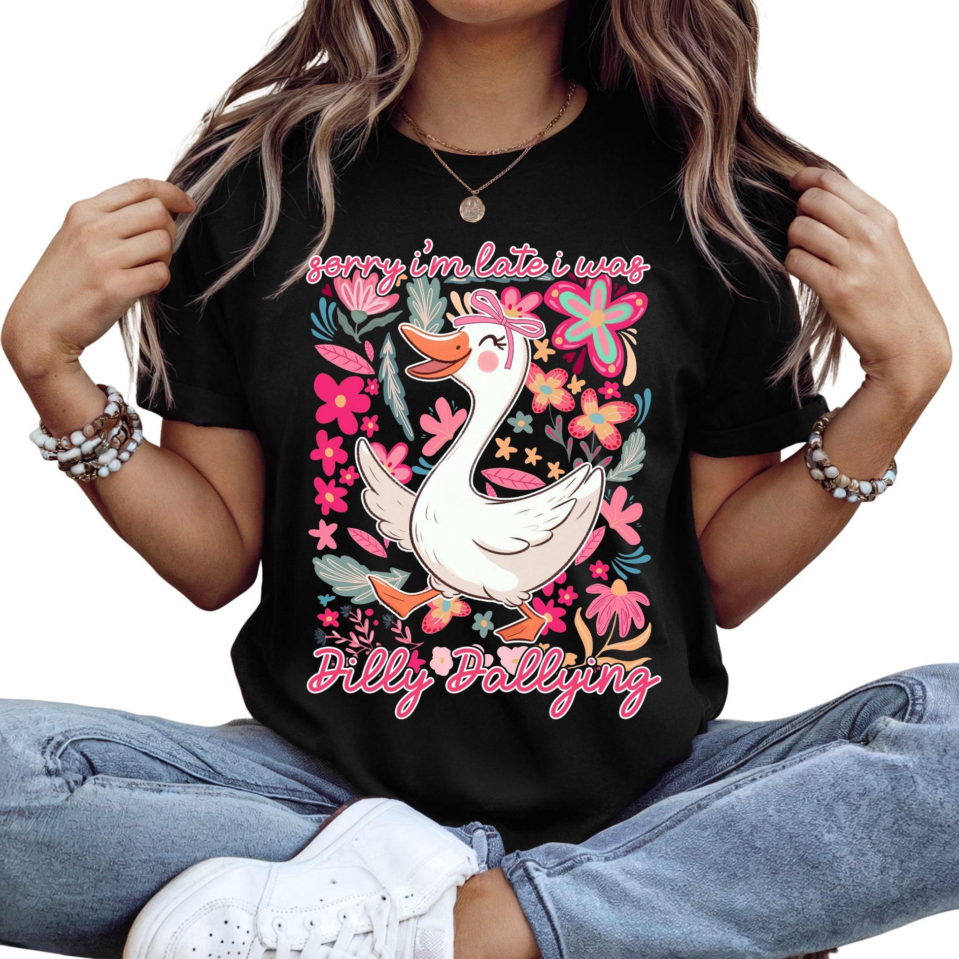 tshirt mit dem aufdruck 'sorry i'm late - i was dilly dallying' trendy design mit gans und blumen