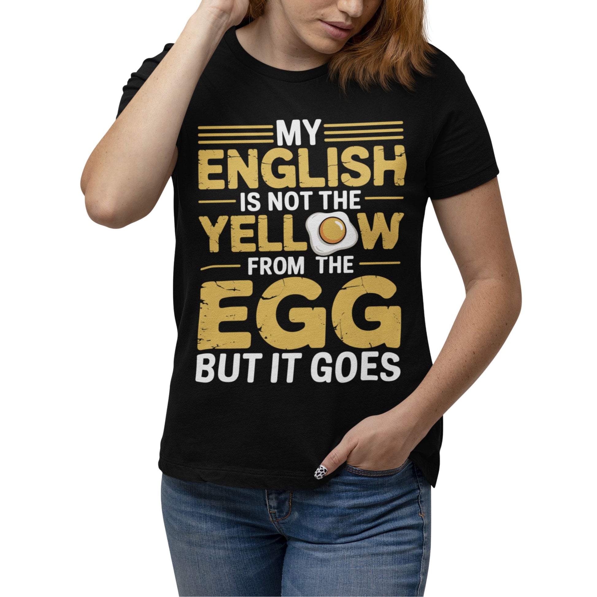 Frau trägt Schwarzes T-Shirt mit gelb-weißem Aufdruck „My English is not the yellow from the egg – but it goes“ und Spiegelei-Motiv – lustiges Englisch Funshirt für Männer & Frauen

