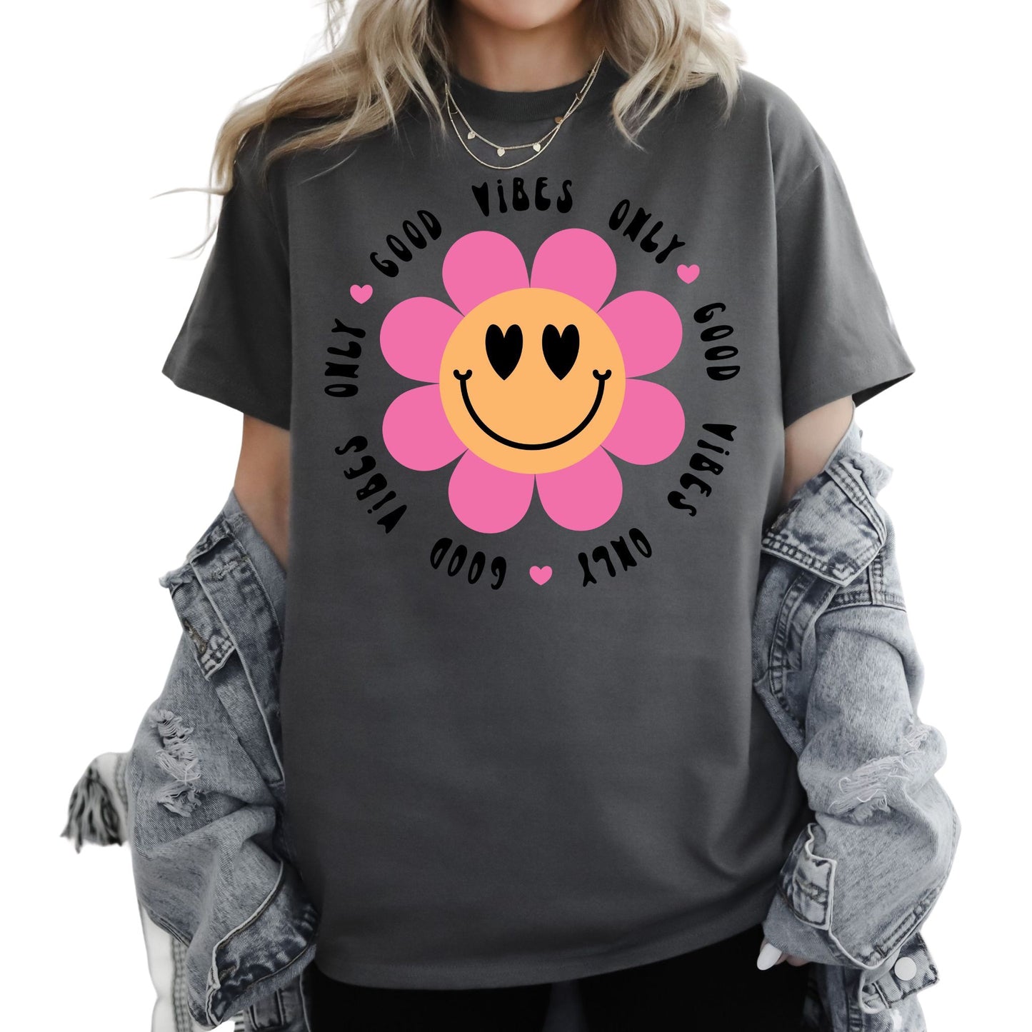 T-Shirt mit Spruch 'Good Vibes Only' und Smiley für Frauen – positives Sommer-Shirt mit Statement