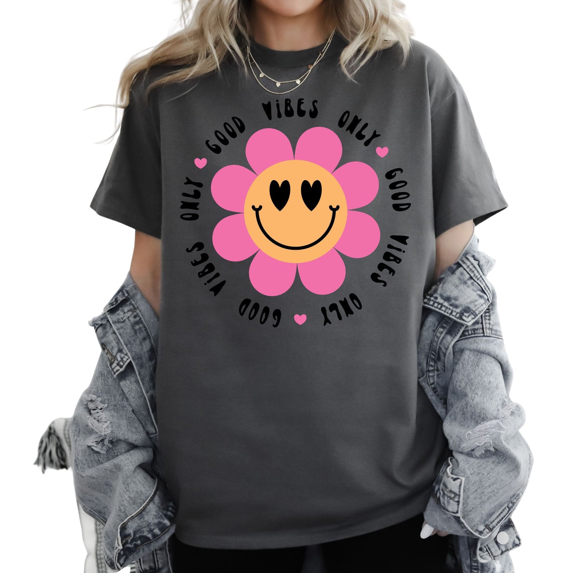 T-Shirt mit Spruch 'Good Vibes Only' und Smiley für Frauen – positives Sommer-Shirt mit Statement